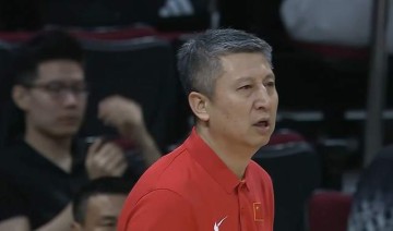 太揪心了！郭士强为何弃用胡明轩？济南小伙说出答案，杜锋很无奈